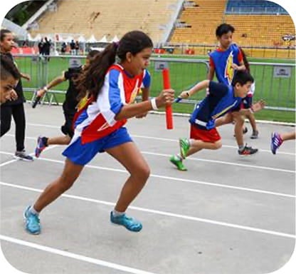 Crianças correndo, cada uma em uma faixa de uma pista de corrida. Todas usam uniformes com as cores e o símbolo
                                    da Liga Nescau. Em primeiro plano, uma garota corre com um bastão vermelho na mão. 